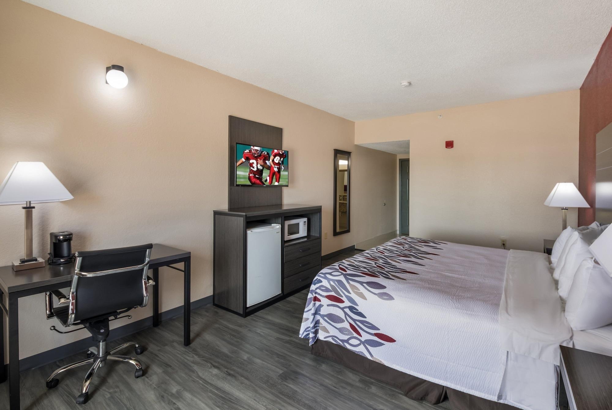 Red Roof Inn & Suites Austin East - Manor Exterior photo