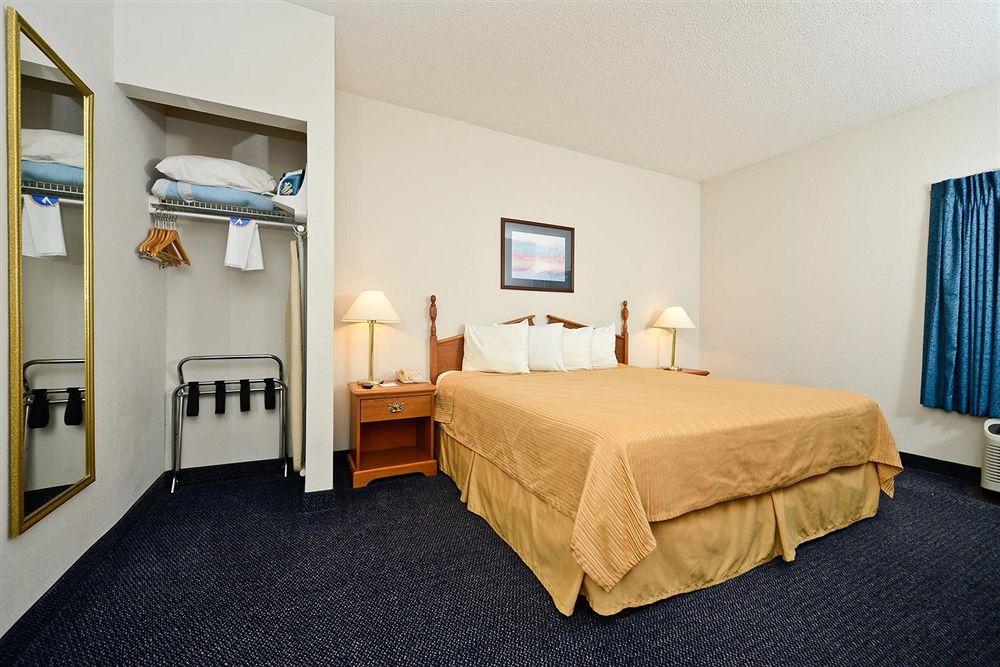 Red Roof Inn & Suites Austin East - Manor Room photo
