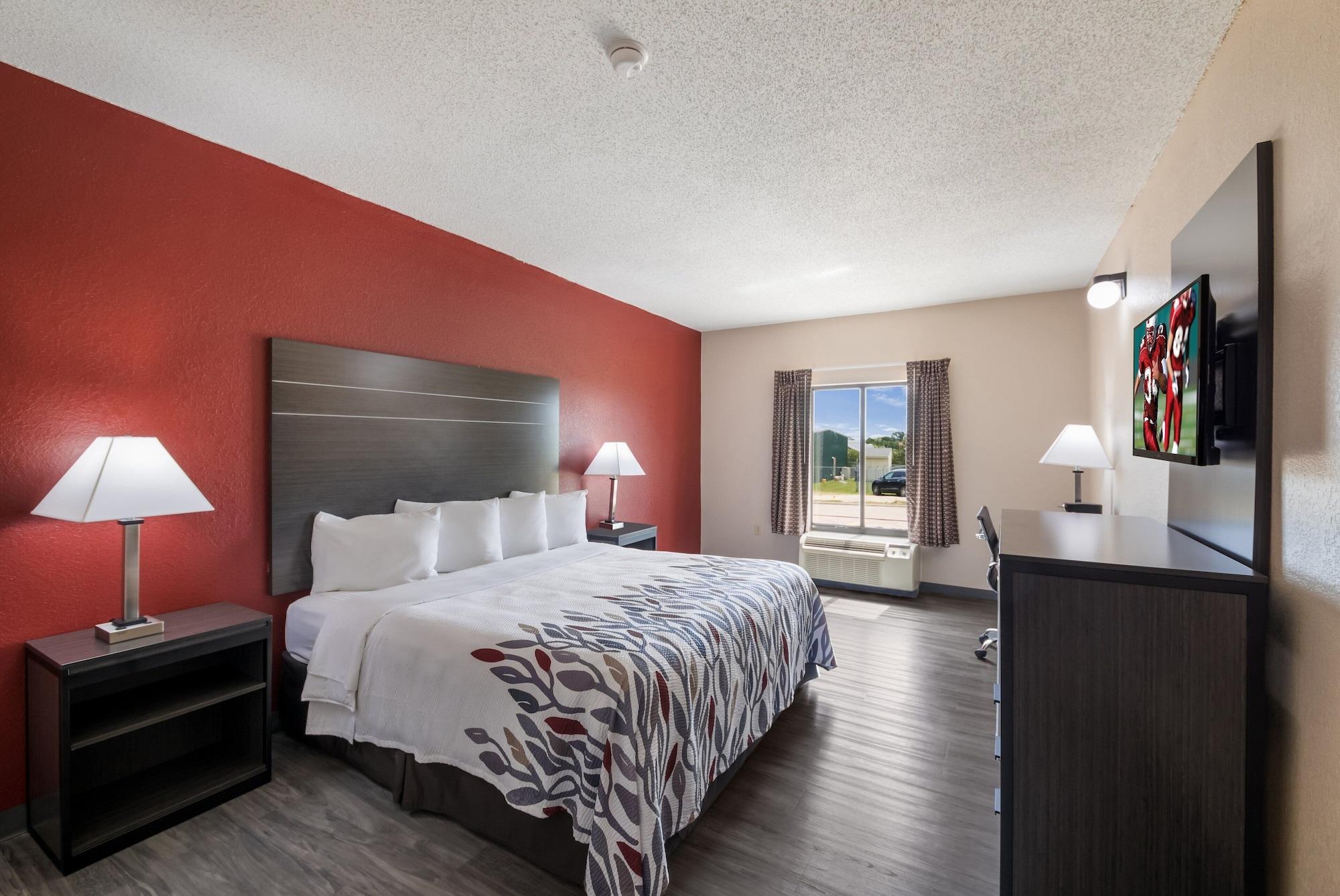 Red Roof Inn & Suites Austin East - Manor Exterior photo