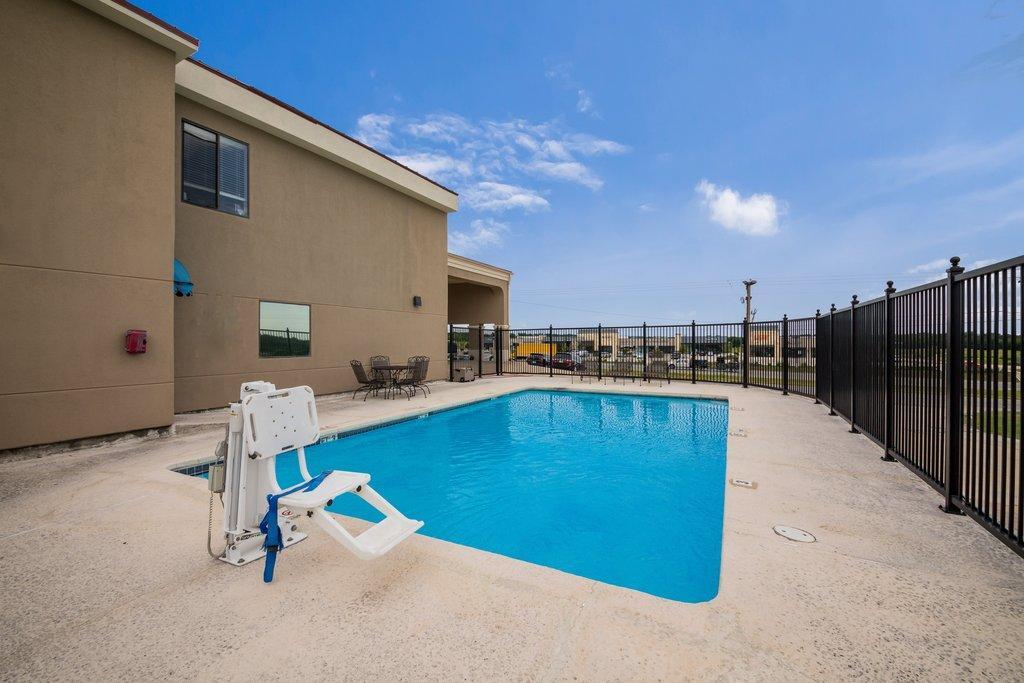 Red Roof Inn & Suites Austin East - Manor Exterior photo