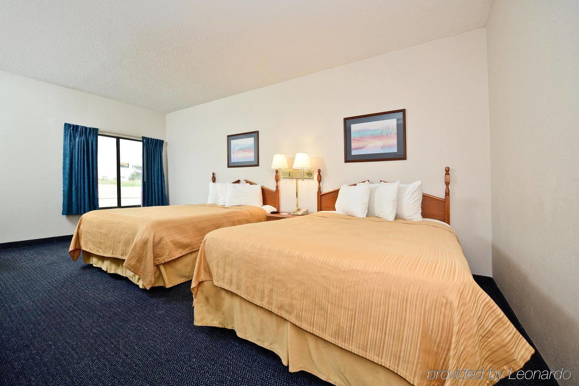 Red Roof Inn & Suites Austin East - Manor Room photo