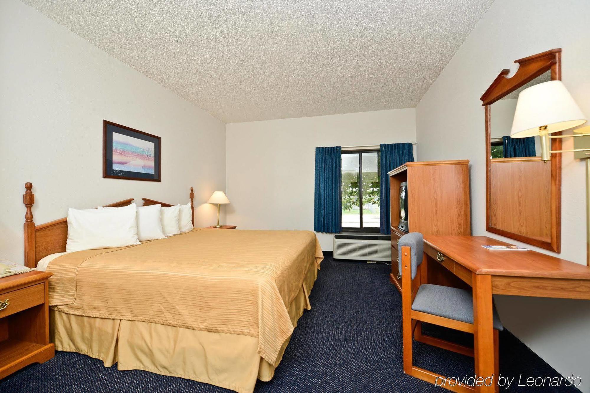 Red Roof Inn & Suites Austin East - Manor Exterior photo