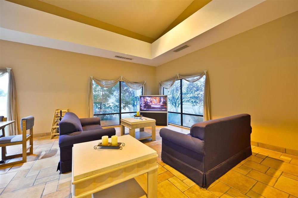 Red Roof Inn & Suites Austin East - Manor Room photo